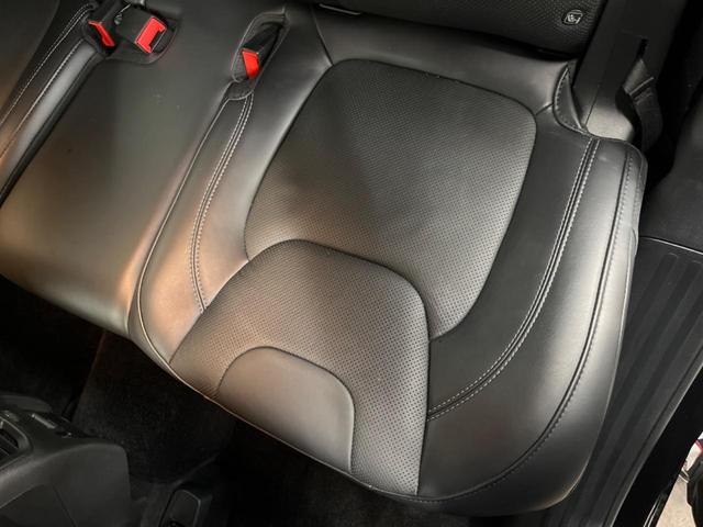 ジープ・チェロキー Ｓ－モデル　特別仕様車　黒革シート　シートベンチレーション　アダプティブクルーズコントロール　ブラインドスポットアシスト　純正ナビ　バックカメラ　シートヒーター　パワーシート　電動リアゲート　ＬＥＤヘッドライト（34枚目）