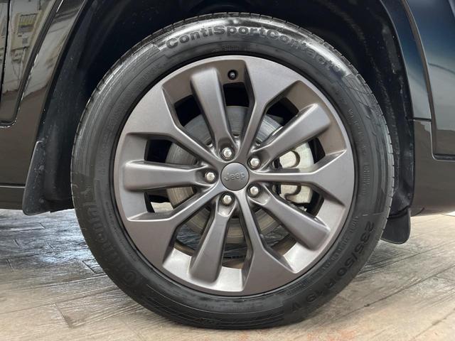 ジープ・チェロキー Ｓ－モデル　特別仕様車　黒革シート　シートベンチレーション　アダプティブクルーズコントロール　ブラインドスポットアシスト　純正ナビ　バックカメラ　シートヒーター　パワーシート　電動リアゲート　ＬＥＤヘッドライト（38枚目）