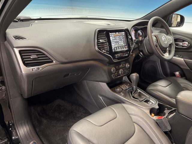 ジープ・チェロキー Ｓ－モデル　特別仕様車　黒革シート　シートベンチレーション　アダプティブクルーズコントロール　ブラインドスポットアシスト　純正ナビ　バックカメラ　シートヒーター　パワーシート　電動リアゲート　ＬＥＤヘッドライト（39枚目）