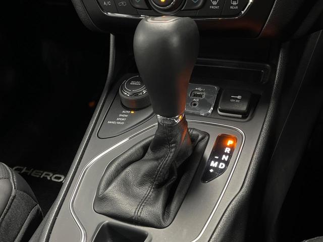 ジープ・チェロキー Ｓ－モデル　特別仕様車　黒革シート　シートベンチレーション　アダプティブクルーズコントロール　ブラインドスポットアシスト　純正ナビ　バックカメラ　シートヒーター　パワーシート　電動リアゲート　ＬＥＤヘッドライト（50枚目）