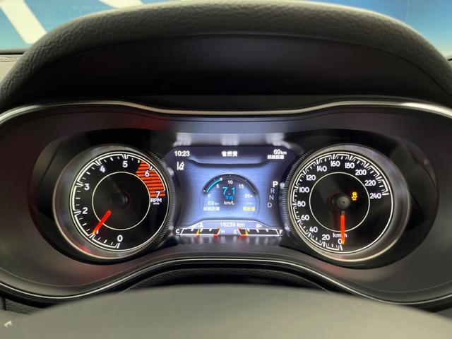 ジープ・チェロキー Ｓ－モデル　特別仕様車　黒革シート　シートベンチレーション　アダプティブクルーズコントロール　ブラインドスポットアシスト　純正ナビ　バックカメラ　シートヒーター　パワーシート　電動リアゲート　ＬＥＤヘッドライト（51枚目）