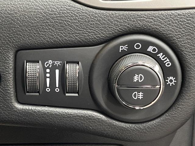 ジープ・チェロキー Ｓ－モデル　特別仕様車　黒革シート　シートベンチレーション　アダプティブクルーズコントロール　ブラインドスポットアシスト　純正ナビ　バックカメラ　シートヒーター　パワーシート　電動リアゲート　ＬＥＤヘッドライト（57枚目）