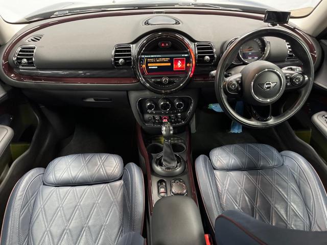 ＭＩＮＩ クーパーＤ　クラブマン　格子ステッチ入り革シートセット　ペッパーパッケージ　アクティブクルーズコントロール　シートヒーター　パワーシート　純正ナビ　バックカメラ　インテリジェントセーフティ　純正黒塗装ＡＷ　ＬＥＤヘッドライト（2枚目）