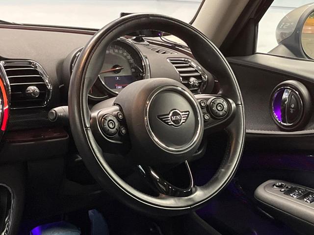 ＭＩＮＩ クーパーＤ　クラブマン　格子ステッチ入り革シートセット　ペッパーパッケージ　アクティブクルーズコントロール　シートヒーター　パワーシート　純正ナビ　バックカメラ　インテリジェントセーフティ　純正黒塗装ＡＷ　ＬＥＤヘッドライト（11枚目）