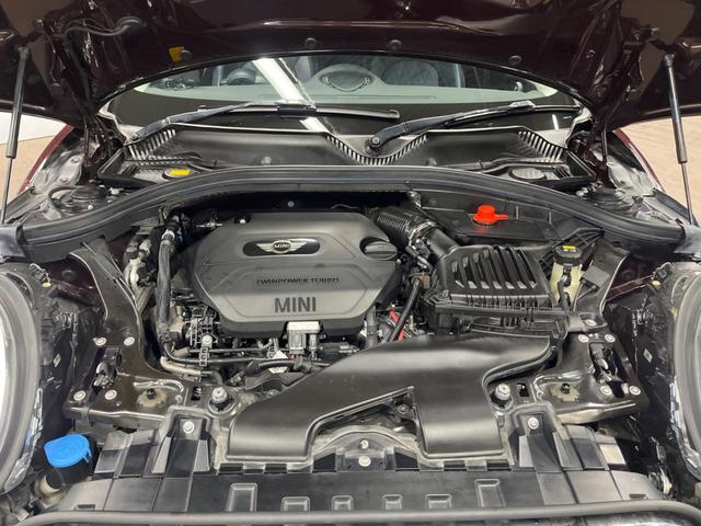 ＭＩＮＩ クーパーＤ　クラブマン　格子ステッチ入り革シートセット　ペッパーパッケージ　アクティブクルーズコントロール　シートヒーター　パワーシート　純正ナビ　バックカメラ　インテリジェントセーフティ　純正黒塗装ＡＷ　ＬＥＤヘッドライト（19枚目）