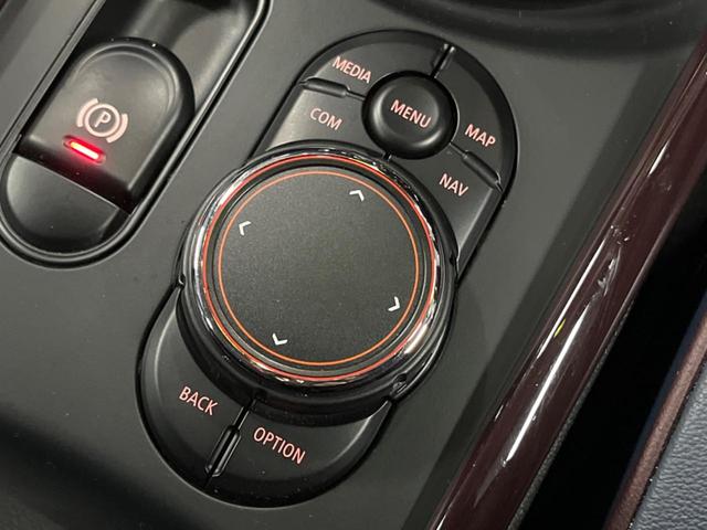 ＭＩＮＩ クーパーＤ　クラブマン　格子ステッチ入り革シートセット　ペッパーパッケージ　アクティブクルーズコントロール　シートヒーター　パワーシート　純正ナビ　バックカメラ　インテリジェントセーフティ　純正黒塗装ＡＷ　ＬＥＤヘッドライト（43枚目）