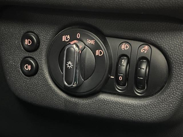 ＭＩＮＩ クーパーＤ　クラブマン　格子ステッチ入り革シートセット　ペッパーパッケージ　アクティブクルーズコントロール　シートヒーター　パワーシート　純正ナビ　バックカメラ　インテリジェントセーフティ　純正黒塗装ＡＷ　ＬＥＤヘッドライト（54枚目）