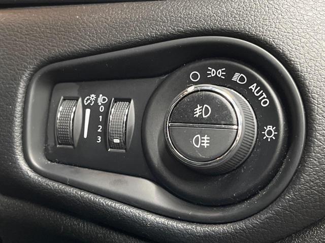 ジープ・レネゲード リミテッド　１オーナー　アダプティブクルーズコントロール　レーンアシスト　ブラインドスポットアシスト　黒革シート　シートヒーター　パワーシート　純正ナビ　ＡｐｐｌｅＣａｒＰｌａｙ　フルセグＴＶ　ＬＥＤヘッドライト（43枚目）