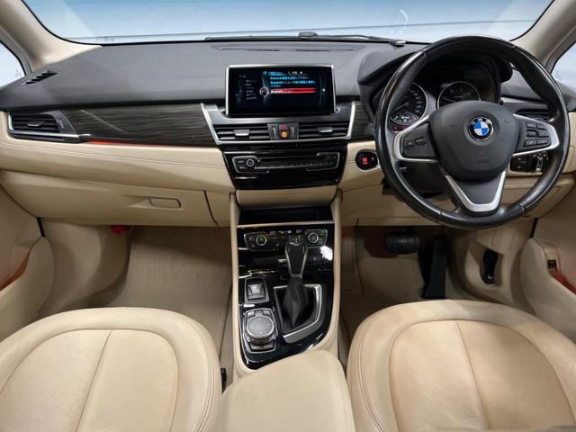 ２シリーズ ２１８ｄアクティブツアラー　ラグジュアリー　パーキングサポートパッケージ　コンフォートパッケージ　純正ナビ　ベージュ革シート　シートヒーター　パワーシート　ルームミラーＥＴＣ　ＬＥＤヘッドランプ　ドライビングアシスト　木目調インパネ　禁煙車（2枚目）