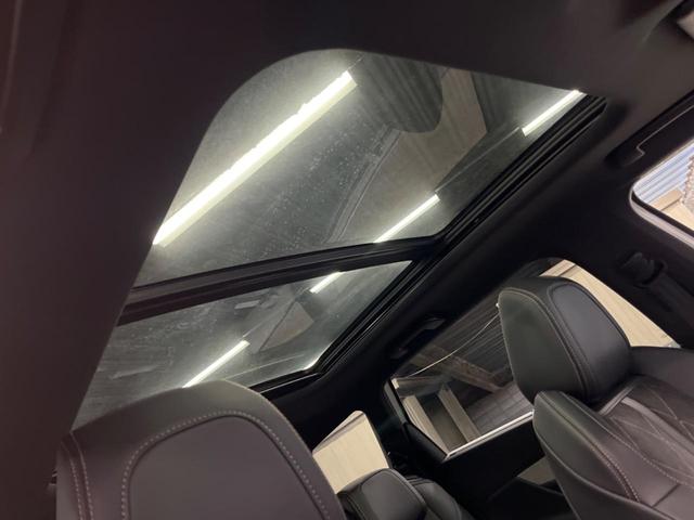 ５００８ ＧＴ　ブルーＨＤｉ　ファーストクラスパッケージ　パノラミックサンルーフ　Ａｐｐｌｅｃａｒｐｌａｙ　７人乗り　シートヒーター　パワーシート　３６０度ビジョン　純正１８インチアルミ　パワーバックドア　スポーツモード　ＥＴＣ（4枚目）