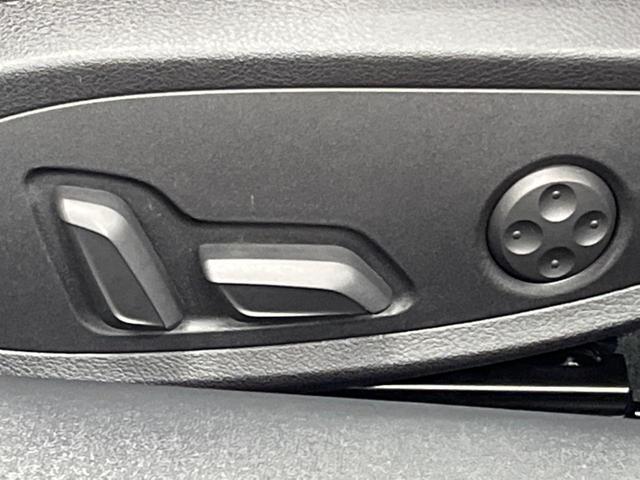 ＴＴクーペ ２．０ＴＦＳＩ　クワトロ　バーチャルコックピット　パーキングシステム　アドバンスドキー　ＬＥＤヘッドランプ　パワーシート　純正１８インチアルミ　ダイナミックターンインジケーター　革巻きステアリング　オートエアコン　ＥＴＣ（5枚目）