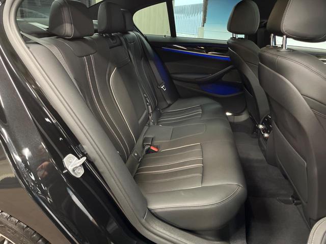 ５シリーズ ５３０ｉ　Ｍスポーツ　セレクトパッケージ　パーキングアシストプラス　ドライビングアシストプラス　純正ナビ　フルセグ　黒革シート　シートヒーター　パワーシート　パワーバックドア　ＬＥＤヘッドライト　ＬＥＤフォグライト　ＥＴＣ（10枚目）