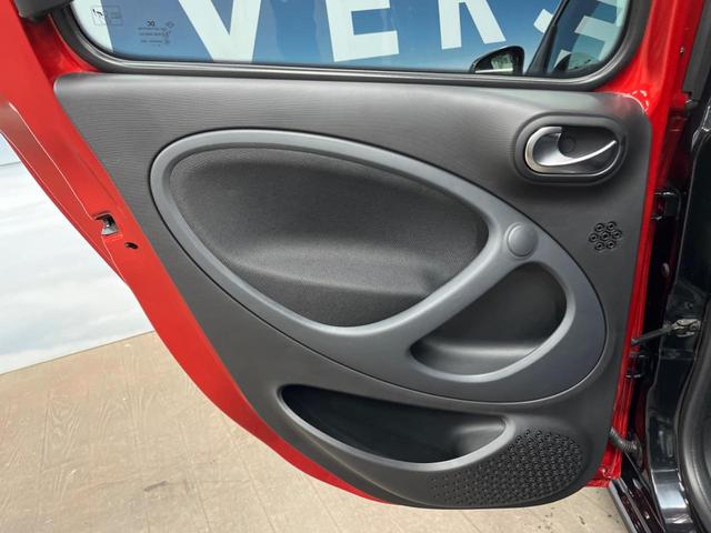 スマートフォーフォー BRABUS スポーツ ガラスルーフ ナビ バックカメラ レーンキーピングアシスト パークディスタンスコントロール フルセグ Bluetooth 黒革シート シートヒーター LEDヘッドライト オートエアコン ETC 禁煙車(33枚目)