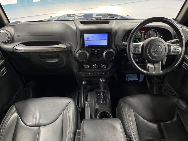 ジープ・ラングラーアンリミテッド サハラ　ナビ　サイド・バックカメラ　黒革シート　シートヒーター　クルーズコントロール　ダウンヒルアシスト　オートエアコン　フォグライト　オートライト　純正１８インチアルミホイール　Ｂｌｕｅｔｏｏｔｈ　ＥＴＣ（2枚目）