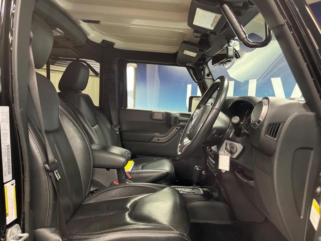 ジープ・ラングラーアンリミテッド サハラ　ナビ　サイド・バックカメラ　黒革シート　シートヒーター　クルーズコントロール　ダウンヒルアシスト　オートエアコン　フォグライト　オートライト　純正１８インチアルミホイール　Ｂｌｕｅｔｏｏｔｈ　ＥＴＣ（9枚目）