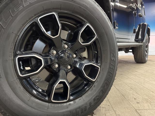 ジープ・ラングラーアンリミテッド サハラ　ナビ　サイド・バックカメラ　黒革シート　シートヒーター　クルーズコントロール　ダウンヒルアシスト　オートエアコン　フォグライト　オートライト　純正１８インチアルミホイール　Ｂｌｕｅｔｏｏｔｈ　ＥＴＣ（14枚目）