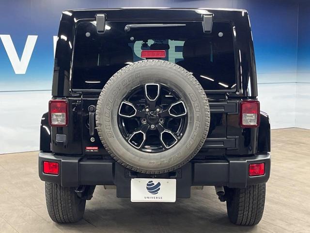 ジープ・ラングラーアンリミテッド サハラ　ナビ　サイド・バックカメラ　黒革シート　シートヒーター　クルーズコントロール　ダウンヒルアシスト　オートエアコン　フォグライト　オートライト　純正１８インチアルミホイール　Ｂｌｕｅｔｏｏｔｈ　ＥＴＣ（16枚目）