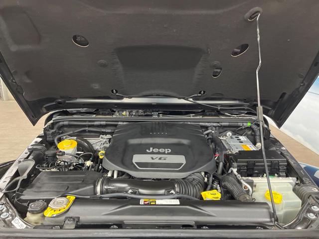 ジープ・ラングラーアンリミテッド サハラ　ナビ　サイド・バックカメラ　黒革シート　シートヒーター　クルーズコントロール　ダウンヒルアシスト　オートエアコン　フォグライト　オートライト　純正１８インチアルミホイール　Ｂｌｕｅｔｏｏｔｈ　ＥＴＣ（19枚目）