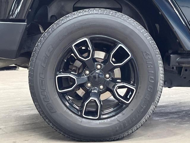 ジープ・ラングラーアンリミテッド サハラ　ナビ　サイド・バックカメラ　黒革シート　シートヒーター　クルーズコントロール　ダウンヒルアシスト　オートエアコン　フォグライト　オートライト　純正１８インチアルミホイール　Ｂｌｕｅｔｏｏｔｈ　ＥＴＣ（31枚目）