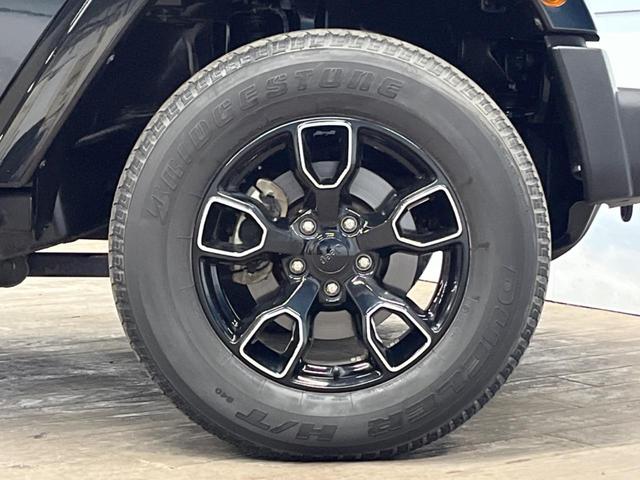 ジープ・ラングラーアンリミテッド サハラ　ナビ　サイド・バックカメラ　黒革シート　シートヒーター　クルーズコントロール　ダウンヒルアシスト　オートエアコン　フォグライト　オートライト　純正１８インチアルミホイール　Ｂｌｕｅｔｏｏｔｈ　ＥＴＣ（32枚目）