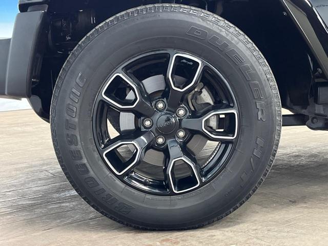 ジープ・ラングラーアンリミテッド サハラ　ナビ　サイド・バックカメラ　黒革シート　シートヒーター　クルーズコントロール　ダウンヒルアシスト　オートエアコン　フォグライト　オートライト　純正１８インチアルミホイール　Ｂｌｕｅｔｏｏｔｈ　ＥＴＣ（33枚目）