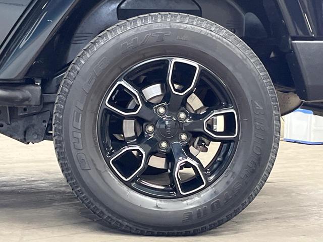 ジープ・ラングラーアンリミテッド サハラ　ナビ　サイド・バックカメラ　黒革シート　シートヒーター　クルーズコントロール　ダウンヒルアシスト　オートエアコン　フォグライト　オートライト　純正１８インチアルミホイール　Ｂｌｕｅｔｏｏｔｈ　ＥＴＣ（34枚目）