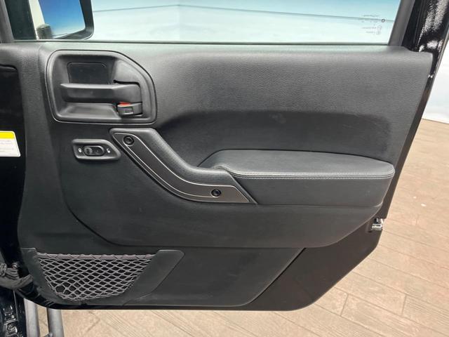 ジープ・ラングラーアンリミテッド サハラ　ナビ　サイド・バックカメラ　黒革シート　シートヒーター　クルーズコントロール　ダウンヒルアシスト　オートエアコン　フォグライト　オートライト　純正１８インチアルミホイール　Ｂｌｕｅｔｏｏｔｈ　ＥＴＣ（35枚目）