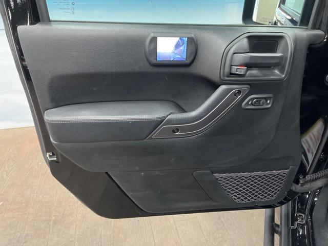 ジープ・ラングラーアンリミテッド サハラ　ナビ　サイド・バックカメラ　黒革シート　シートヒーター　クルーズコントロール　ダウンヒルアシスト　オートエアコン　フォグライト　オートライト　純正１８インチアルミホイール　Ｂｌｕｅｔｏｏｔｈ　ＥＴＣ（36枚目）