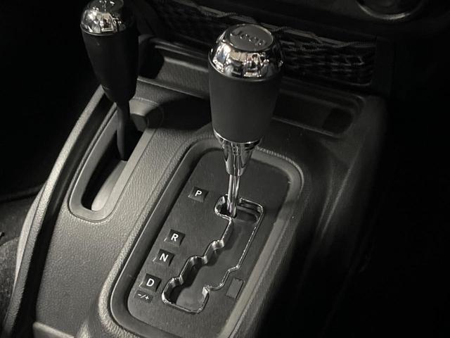 ジープ・ラングラーアンリミテッド サハラ　ナビ　サイド・バックカメラ　黒革シート　シートヒーター　クルーズコントロール　ダウンヒルアシスト　オートエアコン　フォグライト　オートライト　純正１８インチアルミホイール　Ｂｌｕｅｔｏｏｔｈ　ＥＴＣ（40枚目）