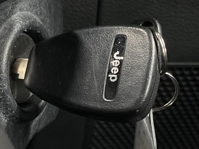 ジープ・ラングラーアンリミテッド サハラ　ナビ　サイド・バックカメラ　黒革シート　シートヒーター　クルーズコントロール　ダウンヒルアシスト　オートエアコン　フォグライト　オートライト　純正１８インチアルミホイール　Ｂｌｕｅｔｏｏｔｈ　ＥＴＣ（53枚目）