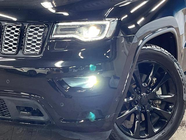 ジープ・グランドチェロキー アルティテュード 純正ナビ 地デジ リアビューカメラ 革/スエードコンビシート 純正20インチブラック塗装アルミ HIDヘッドランプ パワーシート シートヒーター スマートキー ETC(13枚目)