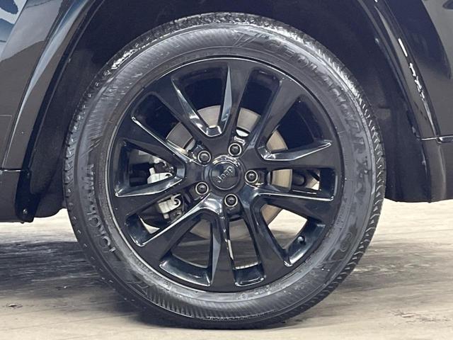 ジープ・グランドチェロキー アルティテュード 純正ナビ 地デジ リアビューカメラ 革/スエードコンビシート 純正20インチブラック塗装アルミ HIDヘッドランプ パワーシート シートヒーター スマートキー ETC(28枚目)