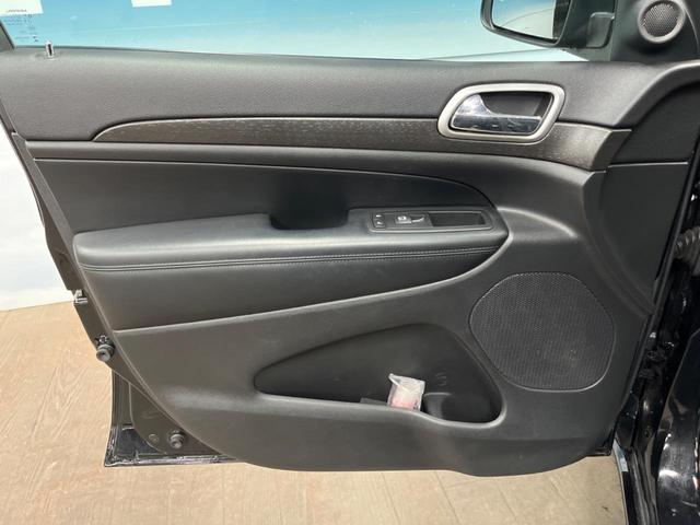 ジープ・グランドチェロキー アルティテュード 純正ナビ 地デジ リアビューカメラ 革/スエードコンビシート 純正20インチブラック塗装アルミ HIDヘッドランプ パワーシート シートヒーター スマートキー ETC(35枚目)