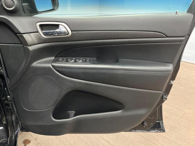 ジープ・グランドチェロキー アルティテュード 純正ナビ 地デジ リアビューカメラ 革/スエードコンビシート 純正20インチブラック塗装アルミ HIDヘッドランプ パワーシート シートヒーター スマートキー ETC(36枚目)