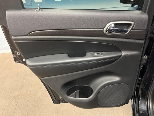 ジープ・グランドチェロキー アルティテュード 純正ナビ 地デジ リアビューカメラ 革/スエードコンビシート 純正20インチブラック塗装アルミ HIDヘッドランプ パワーシート シートヒーター スマートキー ETC(37枚目)