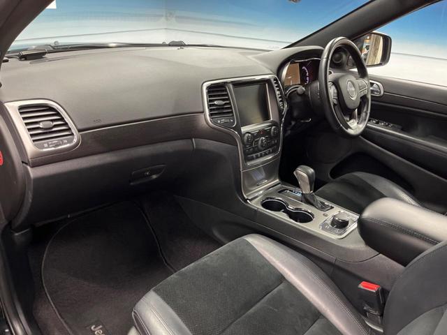 ジープ・グランドチェロキー アルティテュード 純正ナビ 地デジ リアビューカメラ 革/スエードコンビシート 純正20インチブラック塗装アルミ HIDヘッドランプ パワーシート シートヒーター スマートキー ETC(39枚目)