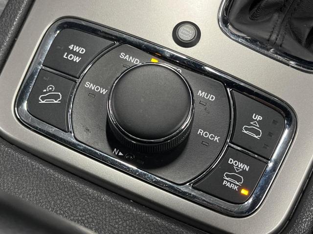 ジープ・グランドチェロキー アルティテュード 純正ナビ 地デジ リアビューカメラ 革/スエードコンビシート 純正20インチブラック塗装アルミ HIDヘッドランプ パワーシート シートヒーター スマートキー ETC(50枚目)