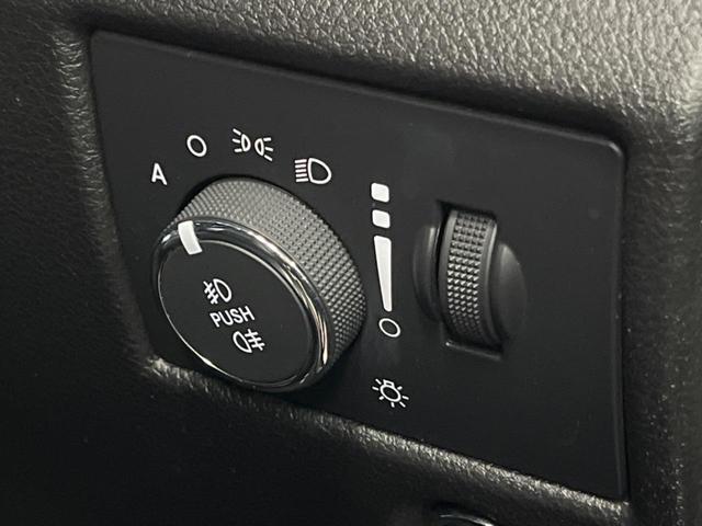 ジープ・グランドチェロキー アルティテュード 純正ナビ 地デジ リアビューカメラ 革/スエードコンビシート 純正20インチブラック塗装アルミ HIDヘッドランプ パワーシート シートヒーター スマートキー ETC(57枚目)