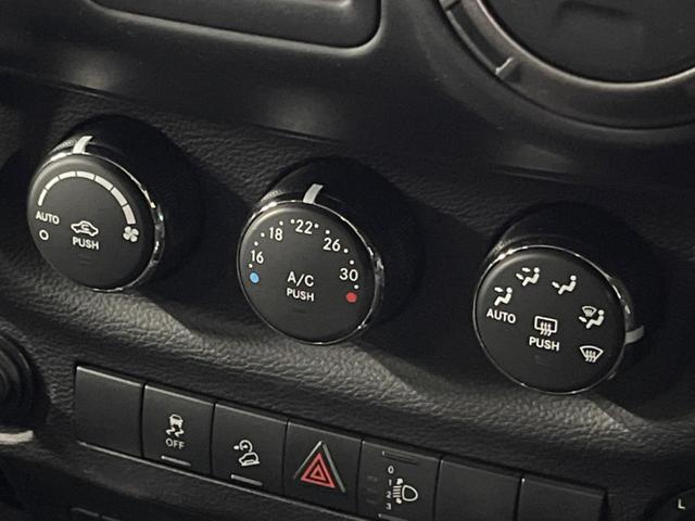 ジープ・ラングラーアンリミテッド スポーツ クルーズコントロール SDナビ フルセグTV Bluetooth ブラックハードトップ 禁煙車 純正17インチアルミ オートエアコン LEDヘッドライト フロントリアフォグランプ ETC(7枚目)