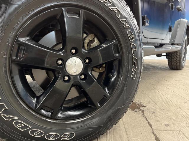 ジープ・ラングラーアンリミテッド スポーツ クルーズコントロール SDナビ フルセグTV Bluetooth ブラックハードトップ 禁煙車 純正17インチアルミ オートエアコン LEDヘッドライト フロントリアフォグランプ ETC(13枚目)