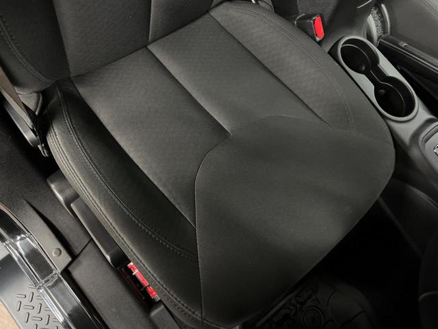 ジープ・ラングラーアンリミテッド スポーツ クルーズコントロール SDナビ フルセグTV Bluetooth ブラックハードトップ 禁煙車 純正17インチアルミ オートエアコン LEDヘッドライト フロントリアフォグランプ ETC(25枚目)