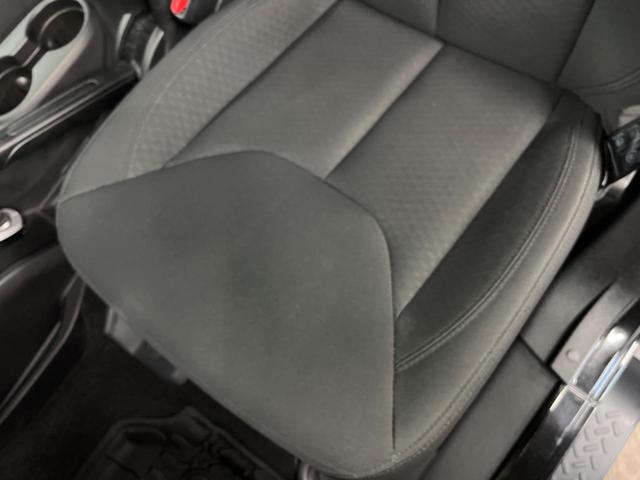 ジープ・ラングラーアンリミテッド スポーツ クルーズコントロール SDナビ フルセグTV Bluetooth ブラックハードトップ 禁煙車 純正17インチアルミ オートエアコン LEDヘッドライト フロントリアフォグランプ ETC(26枚目)