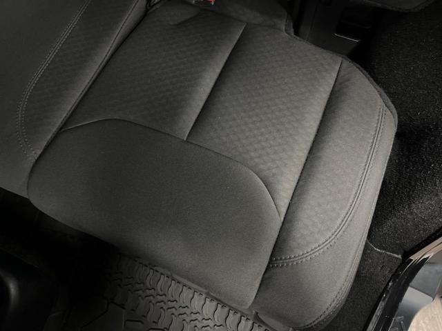 ジープ・ラングラーアンリミテッド スポーツ クルーズコントロール SDナビ フルセグTV Bluetooth ブラックハードトップ 禁煙車 純正17インチアルミ オートエアコン LEDヘッドライト フロントリアフォグランプ ETC(28枚目)