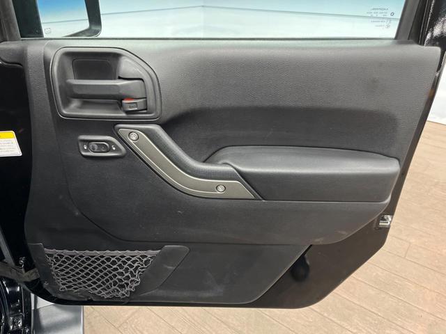ジープ・ラングラーアンリミテッド スポーツ クルーズコントロール SDナビ フルセグTV Bluetooth ブラックハードトップ 禁煙車 純正17インチアルミ オートエアコン LEDヘッドライト フロントリアフォグランプ ETC(33枚目)