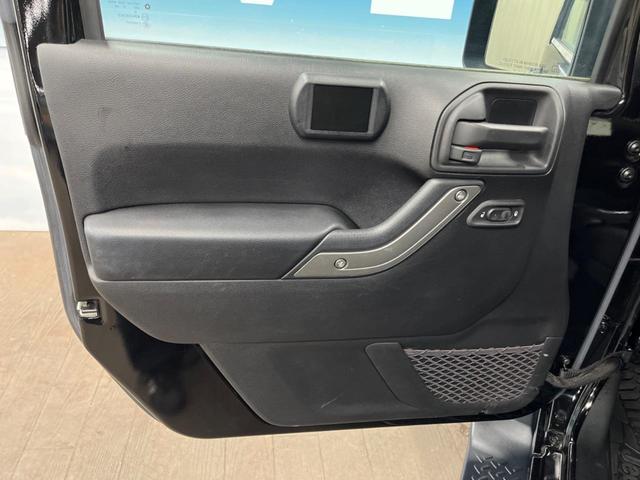 ジープ・ラングラーアンリミテッド スポーツ クルーズコントロール SDナビ フルセグTV Bluetooth ブラックハードトップ 禁煙車 純正17インチアルミ オートエアコン LEDヘッドライト フロントリアフォグランプ ETC(34枚目)