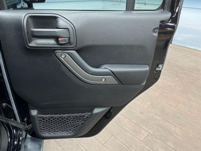 ジープ・ラングラーアンリミテッド スポーツ クルーズコントロール SDナビ フルセグTV Bluetooth ブラックハードトップ 禁煙車 純正17インチアルミ オートエアコン LEDヘッドライト フロントリアフォグランプ ETC(35枚目)