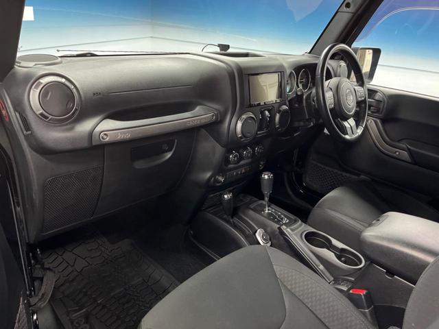 ジープ・ラングラーアンリミテッド スポーツ クルーズコントロール SDナビ フルセグTV Bluetooth ブラックハードトップ 禁煙車 純正17インチアルミ オートエアコン LEDヘッドライト フロントリアフォグランプ ETC(37枚目)