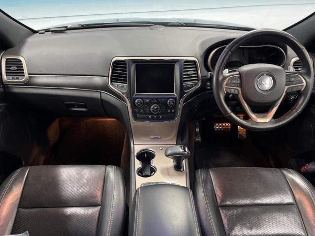 ジープ・グランドチェロキー リミテッド　純正ナビ　フルセグ　フロント・サイド・バックカメラ　エアサスペンション　パークアシスト　黒革シート　シートヒーター　パワーシート　パワーバックドア　オートハイビーム　フォグライト　オートエアコン（2枚目）