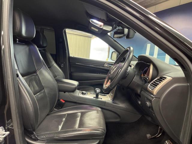 ジープ・グランドチェロキー リミテッド　純正ナビ　フルセグ　フロント・サイド・バックカメラ　エアサスペンション　パークアシスト　黒革シート　シートヒーター　パワーシート　パワーバックドア　オートハイビーム　フォグライト　オートエアコン（9枚目）