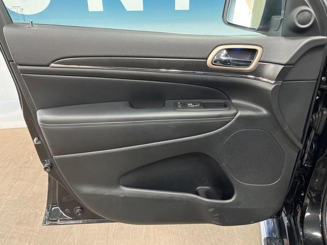 ジープ・グランドチェロキー リミテッド　純正ナビ　フルセグ　フロント・サイド・バックカメラ　エアサスペンション　パークアシスト　黒革シート　シートヒーター　パワーシート　パワーバックドア　オートハイビーム　フォグライト　オートエアコン（36枚目）